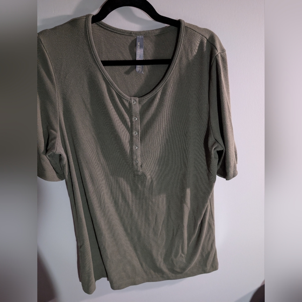 🔵 Mondetta Sage Green Short Sleeve Henley Top